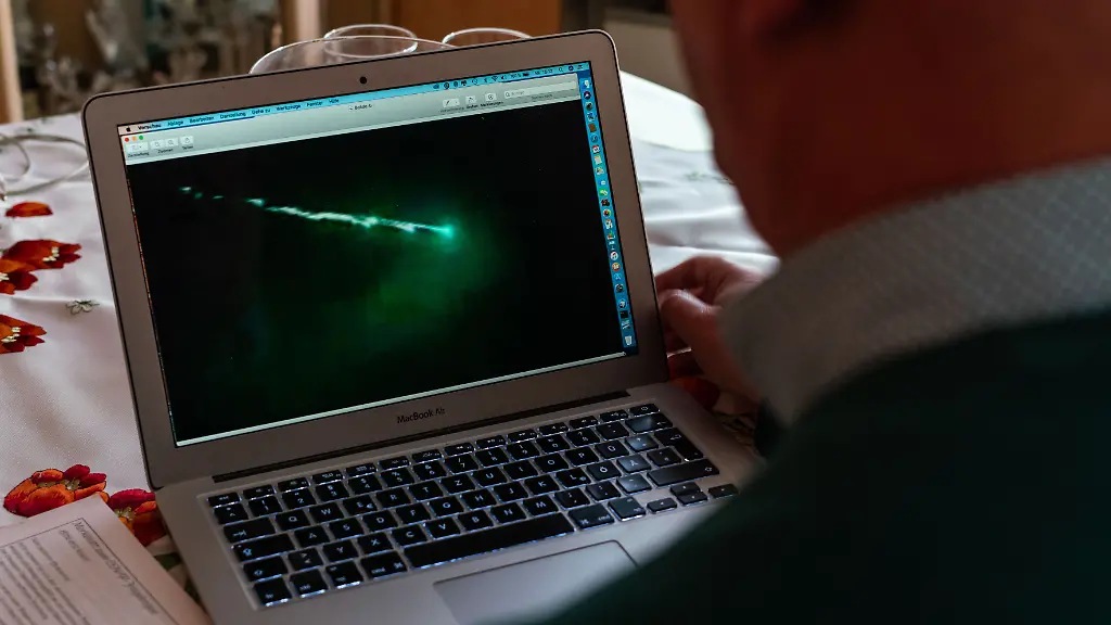 16-01-2019-Hessen-Luetzelbach-Breitenbrunn-Hansjuergen-Koehler-vom-Centralen-Erfoschungsnetz-aussergewoehnlicher-Himmelsphaenomene-CENAP-sitzt-in-seinem-Arbeitszimmer-am-Computer-Er-betrachtet-ein-Bild-das-ihm-zugesandt-wurde-und-zunaechst-raetselhaft-das-Eindringen-eines-sogenannten-Boliden-einer-grossen-Sternschnuppe-in-die-Erdatmosphaere-zeigt-Der-Hobbyastronom-und-Ufo-Forscher-hat-es-sich-zur-Aufgabe-gemacht-Flugobjekte-und-Wetterphaenomene-zu-identifizieren-und-die-Oeffentlichkeit-darueber-aufzuklaeren-zu-dpa-Aufklaerung-durch-Vernunft-Ufo-Jaeger-stellen-Archiv-online-vom-02-02