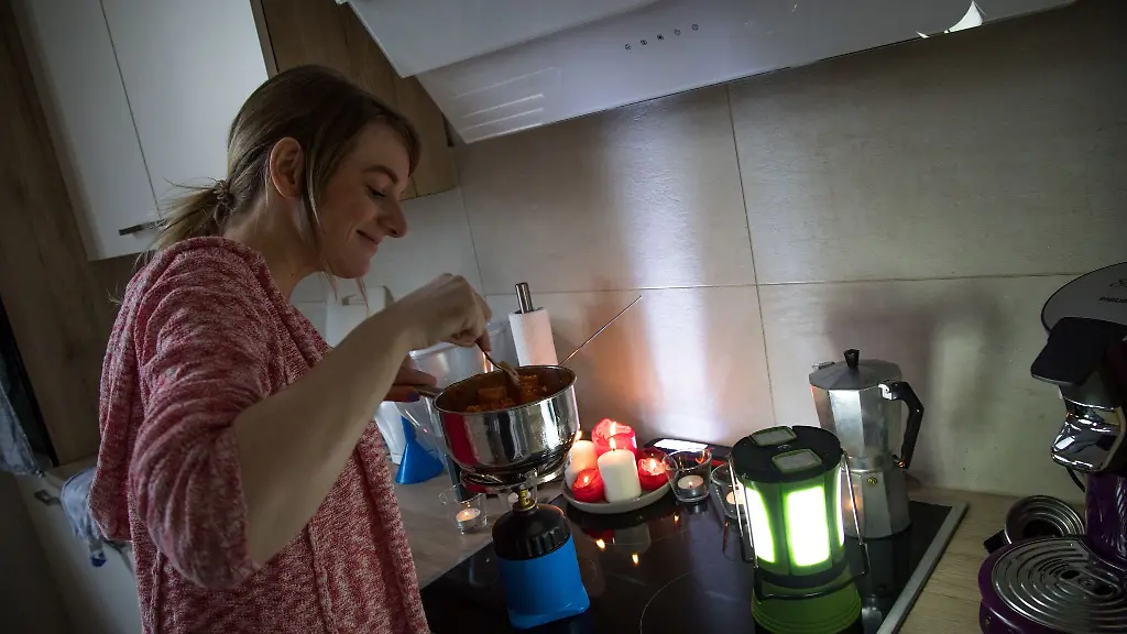 Ohne-Strom-funktioniert-der-Herd-nicht-Ein-Fondue-Set-mit-Brennpaste-ein-Stoevchen-mit-Teelicht-oder-ein-Campingkocher-ermoeglichen-das-Erwaermen-kleiner-Mahlzeiten