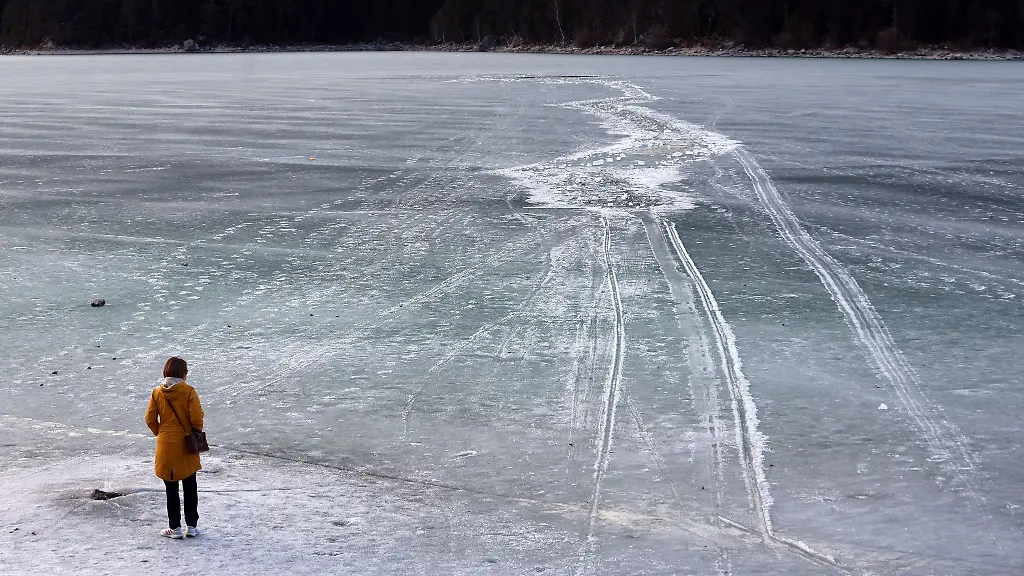 Zugefrorene-Seen-koennen-zur-Lebensgefahr-werden