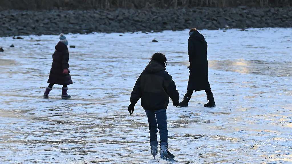 Trotz-Dauerfrost-warnen-die-Behoerden-vor-dem-Betreten-der-Eisflaechen