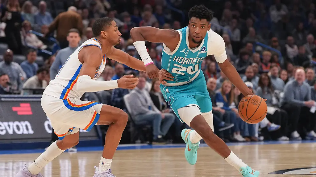 Basketball-NBA-Oklahoma-City-Thunder-Charlotte-Hornets-Hauptrunde-Hauptrunde-Partien-75-Spieltag-Charlotte-Hornets-Forward-Brandon-Miller-r-zieht-an-Oklahoma-City-Thunder-Guard-Aaron-Wiggins-vorbei