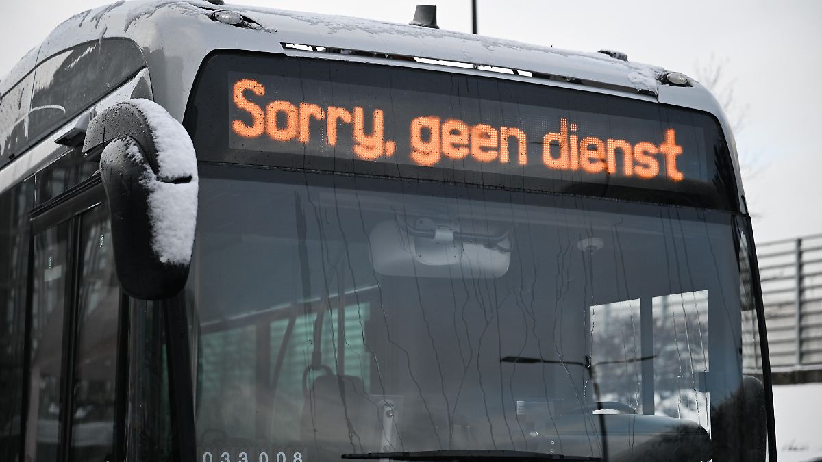 Schneechaos in Europa: In den Niederlanden geht nichts mehr - Megastau auch um Paris