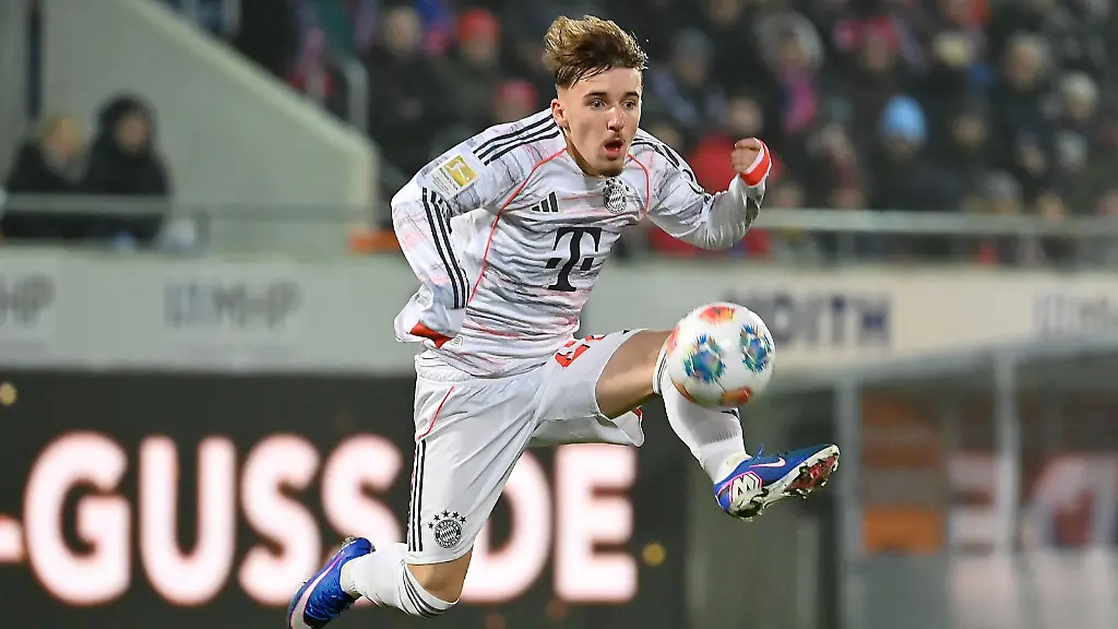 Lennart-KARL-Bayern-Muenchen-Aktion-Einzelaktion-Einzelbild-Freisteller-Ganzkoerperaufnahme-ganze-Figur-Fussball-1-Bundesliga-Saison-2025-2026-15-Spieltag-Spieltag15-1-FC-Heidenheim-FC-Bayern-Muenchen-am-21-12