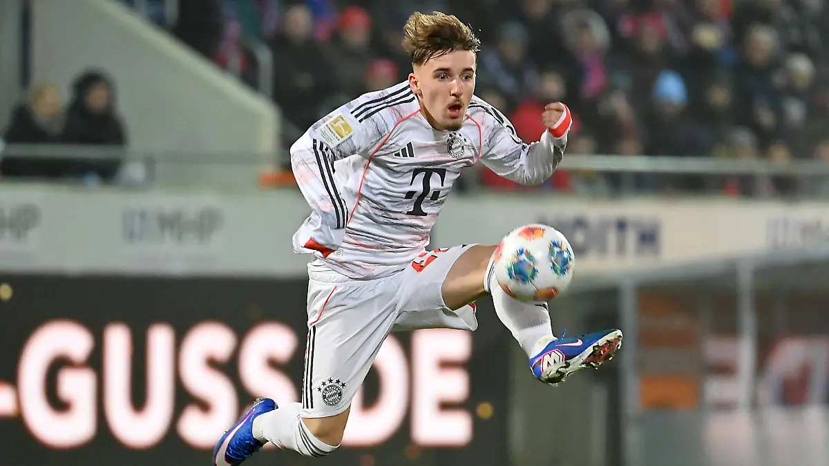 Lennart-KARL-Bayern-Muenchen-Aktion-Einzelaktion-Einzelbild-Freisteller-Ganzkoerperaufnahme-ganze-Figur-Fussball-1-Bundesliga-Saison-2025-2026-15-Spieltag-Spieltag15-1-FC-Heidenheim-FC-Bayern-Muenchen-am-21-12