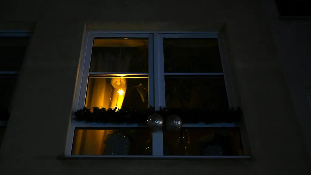 In-Berlins-Suedwesten-muessen-Tausende-Menschen-aktuell-ohne-Strom-auskommen-sie-nutzen-etwa-batteriebetriebene-Lampen