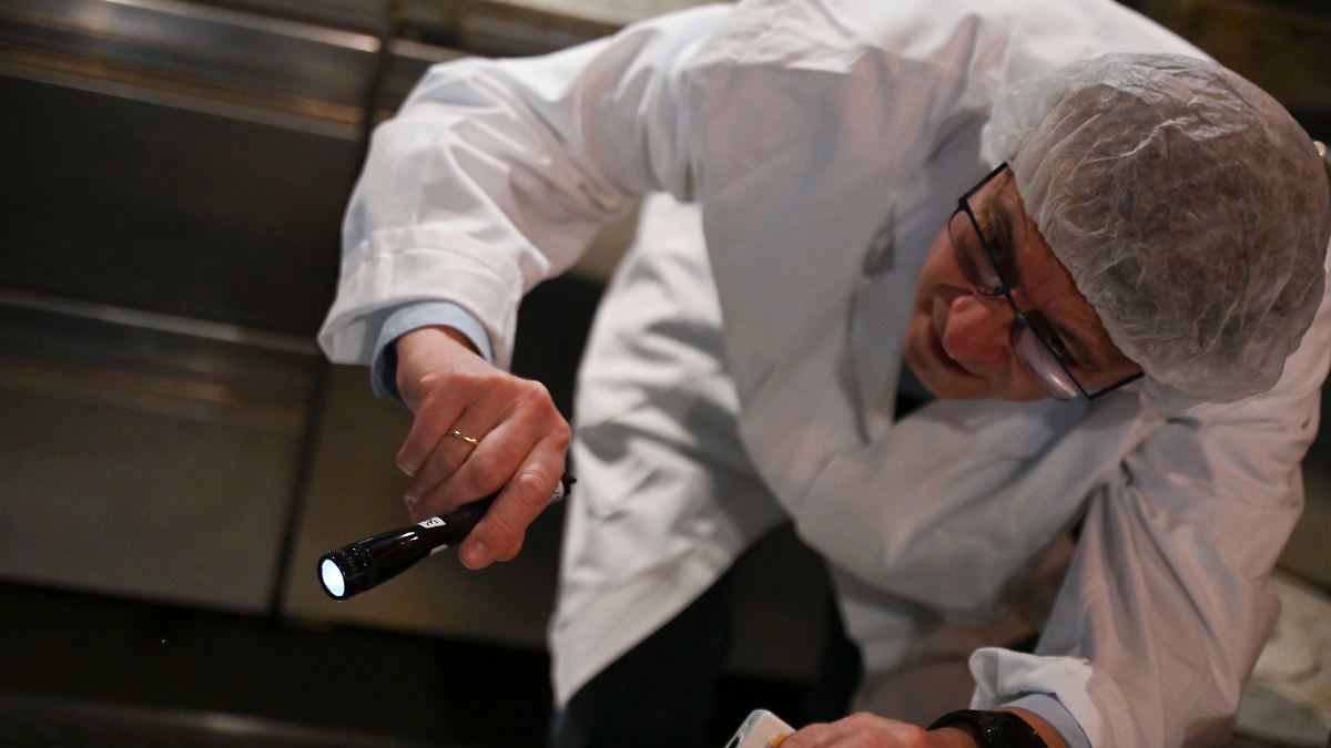 Maus unter Aufschnittmaschine: Lebensmittelkontrolleur sieht "viele ekelige Sachen"