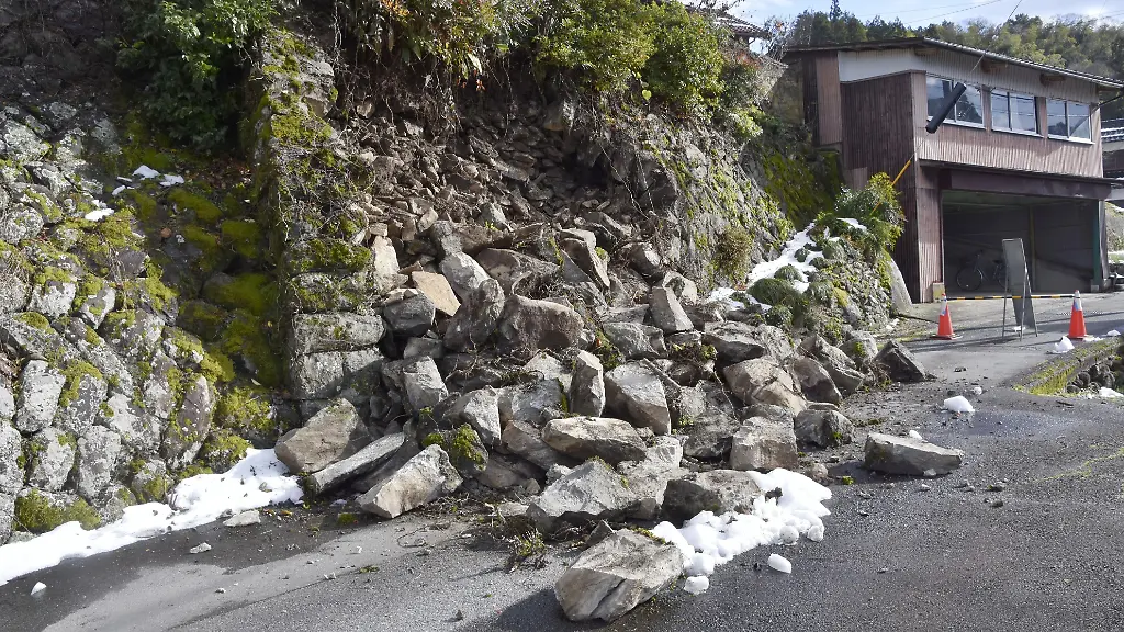 Photo-taken-on-Jan-6-2026-shows-a-collapsed-stone-wall-in-Houki-Tottori-Prefecture-western-Japan-after-powerful-earthquakes-hit-the-region-earlier-in-the-day