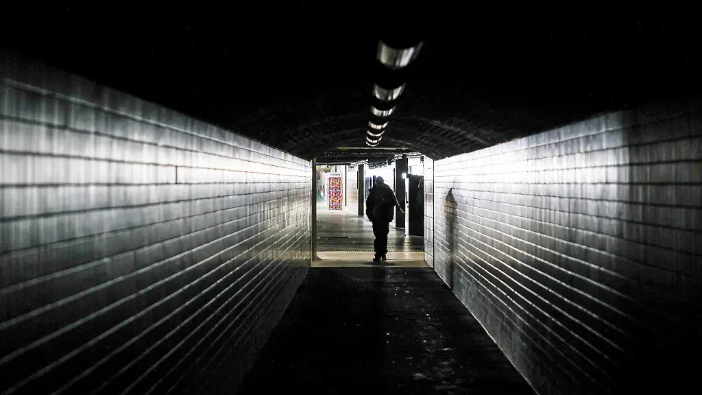 Stromausfall-Bahnhof-Wannsee-Berlin-Zehlendorf-Zehntausende-Haushalte-sind-seit-Samstagmorgen-im-Berliner-Suedwesten-ohne-Strom-bei-Minusgraden-und-Schneefall-Grund-dafuer-ist-ein-Anschlag-von-Linksextremisten-Vulkangruppe-Berlin-04-01