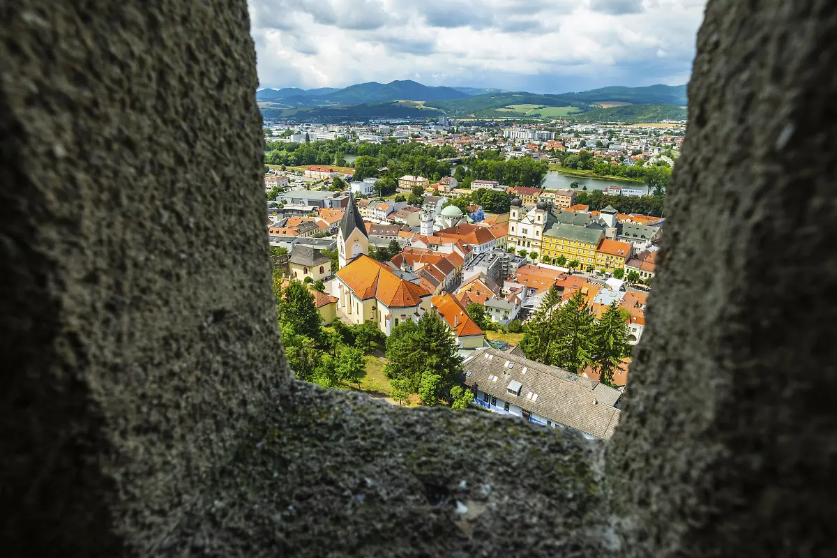 Blick-von-der-Burg-auf-die-Stadt-Tren-in-die-Pfarrkirche-der-Geburt-der-Jungfrau-Maria-und-die-Neologe-Synagoge-sowie-die-Altstadt-von-Trencin-Kulturhauptstadt-2026-Tren-in-Slowakei