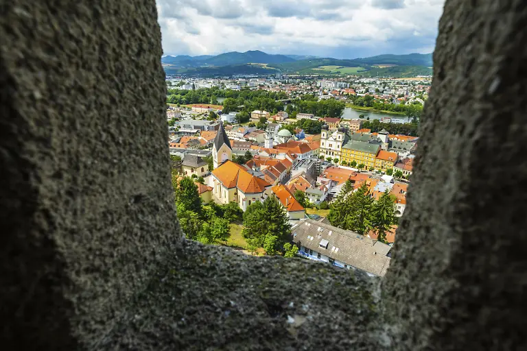 Blick-von-der-Burg-auf-die-Stadt-Tren-in-die-Pfarrkirche-der-Geburt-der-Jungfrau-Maria-und-die-Neologe-Synagoge-sowie-die-Altstadt-von-Trencin-Kulturhauptstadt-2026-Tren-in-Slowakei