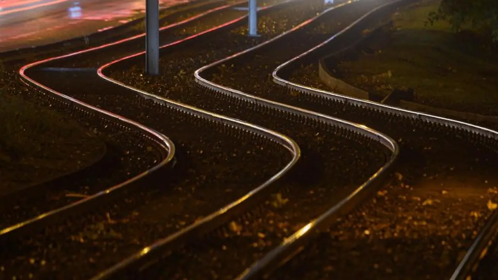 Bahngleise-schlaengeln-sich-auf-dem-Boden