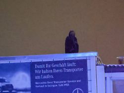 Feuerwehr und SEK im Einsatz: Fahrraddieb sitzt seit 18 Stunden auf Autohaus fest