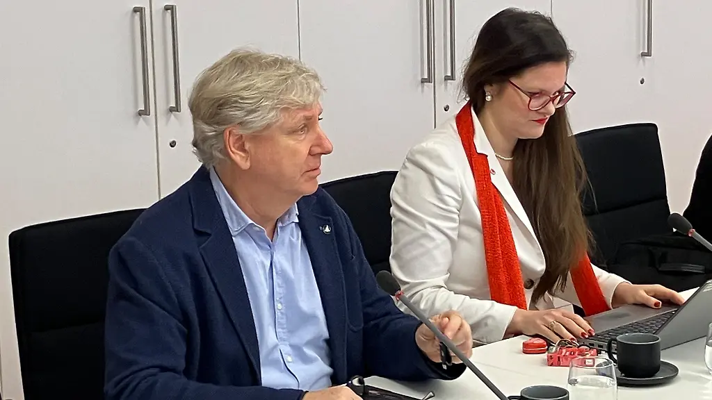 Die-aus-der-Partei-BSW-ausgetretenen-Abgeordneten-Andre-von-Ossowski-und-Jouleen-Gruhn-kurz-vor-Beginn-der-Fraktionssitzung-des-BSW-im-Brandenburger-Landtag-Nach-etwas-mehr-als-einem-Jahr-an-der-Macht-entscheidet-sich-in-Brandenburg-die-Zukunft-der-bundesweit-einzigen-SPD-BSW-Koalition