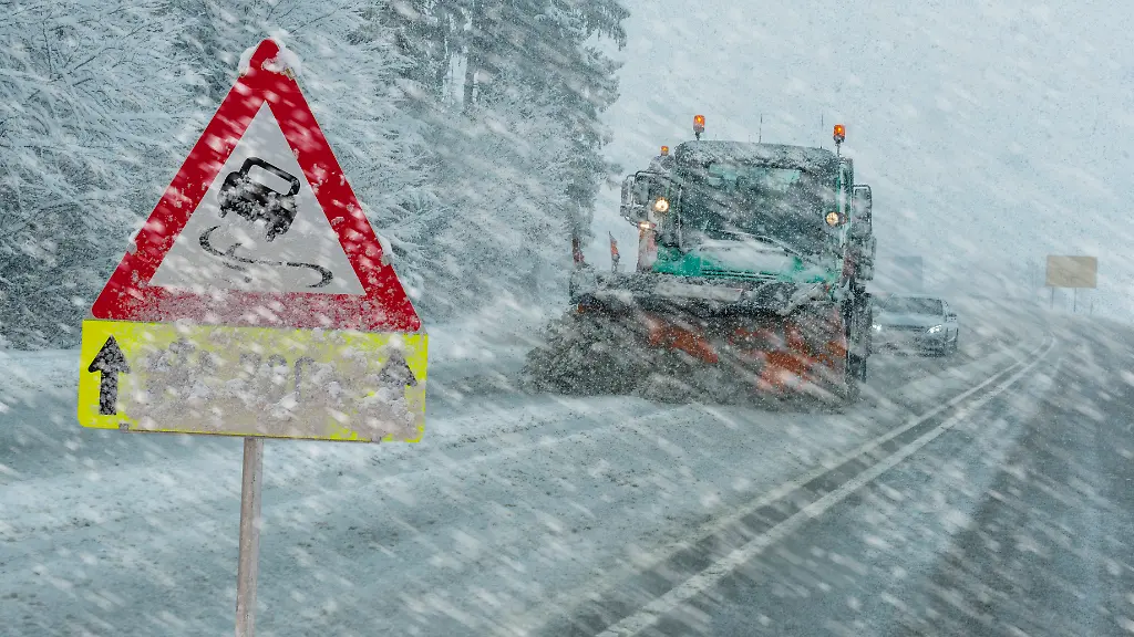 Ein-Verkehrsschild-warnt-vor-Schnee-Eis-und-Glaette-auf-der-Strasse-FOTOMONTAGE