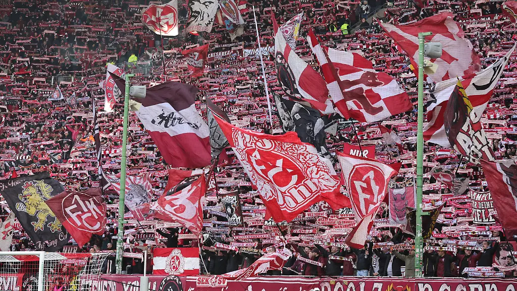 26-10-2025-Fussball-Saison-2025-2026-2-Fussball-Bundesliga-10-Spieltag-1-FC-Kaiserslautern-FCK-Lautern-Roten-Teufel-1-FC-Nuernberg-FCN-Club-Sportfoto-Zink-DaMa-xdaxmax-DFL-regulations-prohibit-any-use-of-photographs-as-image-sequences-and-or-quasi-video-only-for-editorial-use-Symbolbild-Symbolfoto-Feature-Impression-Schwenkfahnen-Schalparade-der-Zuschauer-Publikum-Fans-des-1