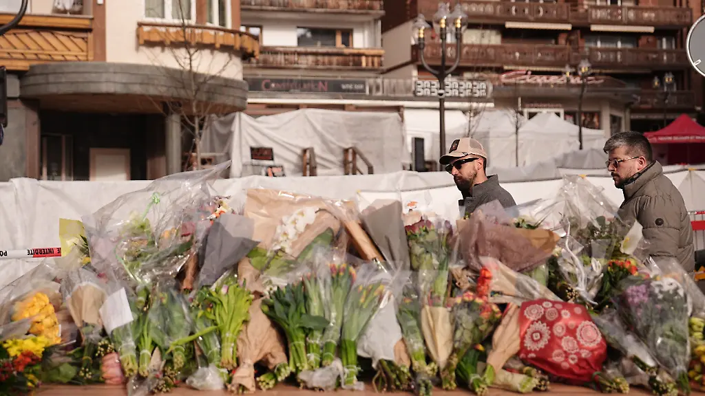 Flowers-placed-near-the-sealed-off-Le-Constellation-bar-in-Crans-Montana-Swiss-Alps-Switzerland-Saturday-Jan-3-2026-where-a-devastating-fire-left-dead-and-injured-during-the-New-Year-s-celebrations-Photo-by-Marco-Alpozzi-LaPresse-Fiori-deposti-vicino-al-bar-Le-Constellation-a-Crans-Montana-Alpi-svizzere-Svizzera-sabato-3-gennaio-2026-dove-un-devastante-incendio-ha-provocato-morti-e-feriti-durante-i-festeggiamenti-di-Capodanno