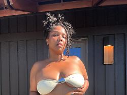 Sängerin nahm 27 Kilo ab: Lizzo präsentiert sich im Bikini