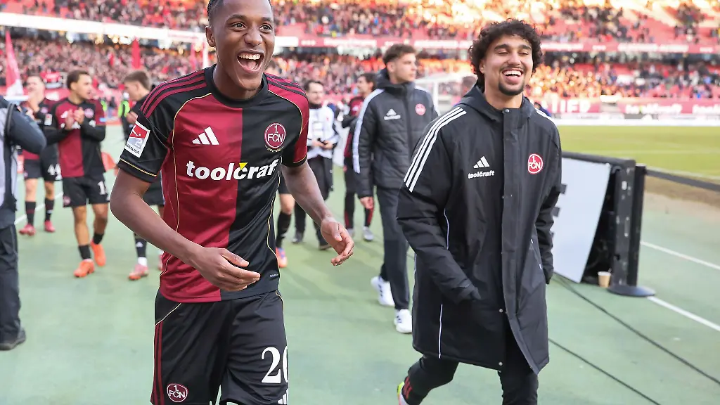 Muss-den-1-FC-Nuernberg-nach-nur-einem-halben-Jahr-wieder-verlassen-Leihspieler-Demba-Diop-links