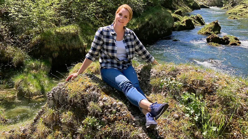 HANDOUT-Die-Moderatorin-Judith-Rakers-sitzt-an-der-Traun-einem-beliebten-Tauch-und-Schnorchelgebiet-am-Traunfall-Wasserfall-in-Oesterreich-Die-Sendung-Wunderschoen-Donaureise-Von-Passau-nach-Wien-ist-am-22-08-2021-im-WDR-22-15-Uhr-zu-sehen