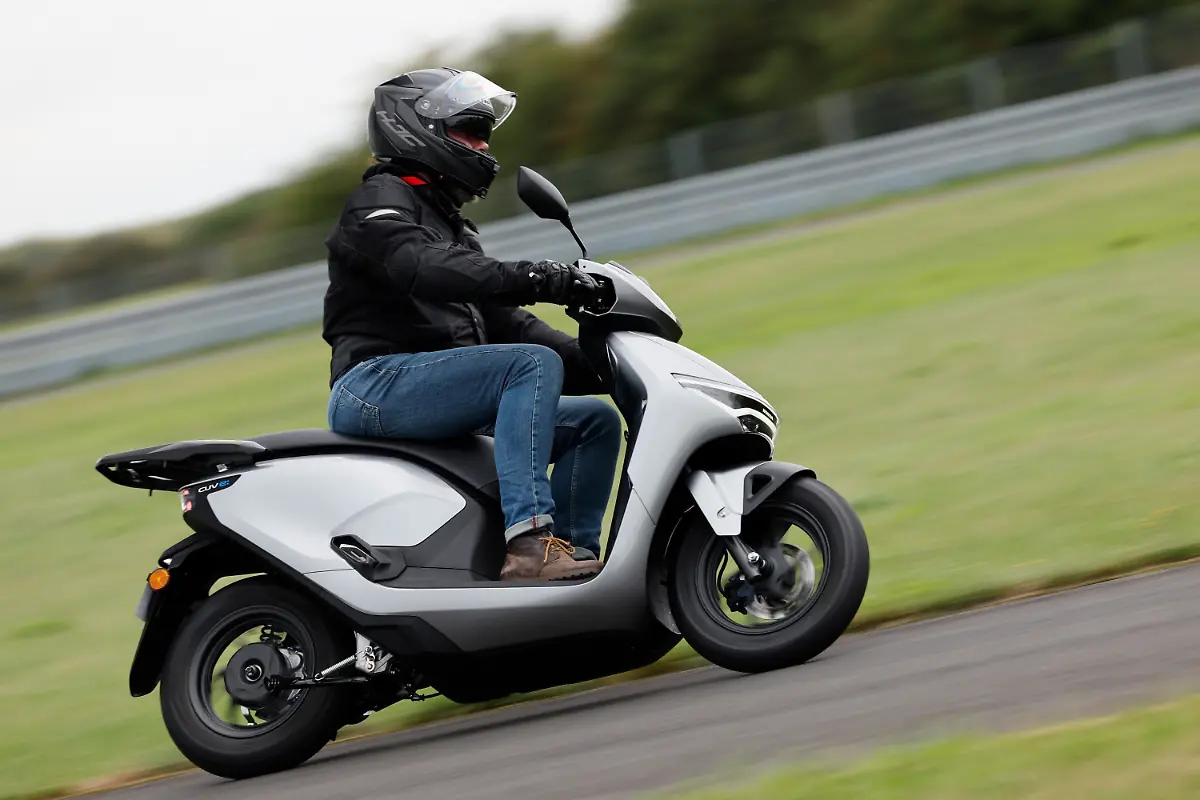 Im-Rollersektor-durchbricht-Honda-mit-dem-CUV-e-die-laestige-45-km-h-Grenze-souveraen