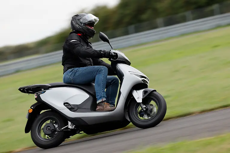 Im-Rollersektor-durchbricht-Honda-mit-dem-CUV-e-die-laestige-45-km-h-Grenze-souveraen