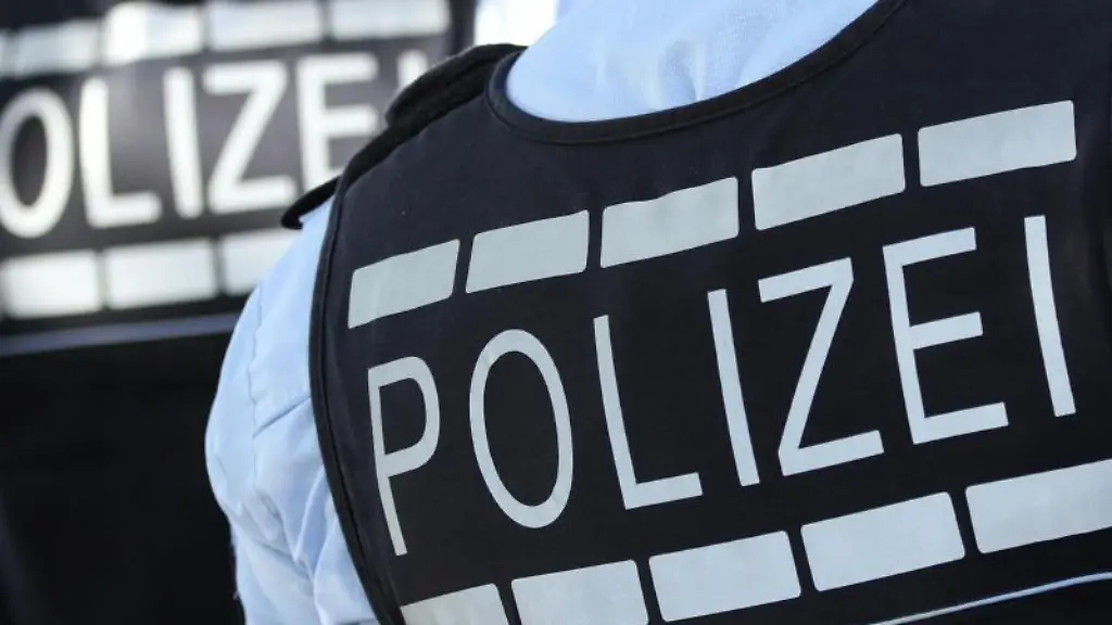 In-Westen-gekleidete-Polizisten