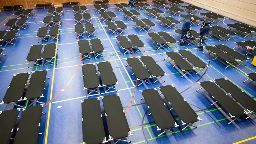 In-einer-Turnhalle-vom-Dreilinden-Gymnasium-stehen-Feldbetten-Zehntausende-Menschen-im-Suedwesten-der-Hauptstadt-haben-keinen-Strom