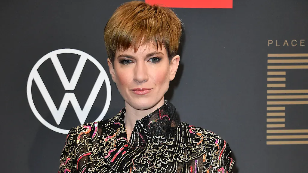 Isabell-Horn-bei-der-Place-To-B-Berlinale-Party-A-Glamorous-Golden-Night-at-the-Place-To-B-2024-im-Rahmen-der-Berlinale-2024-im-Restaurant-Borchardt-Berlin-17-02