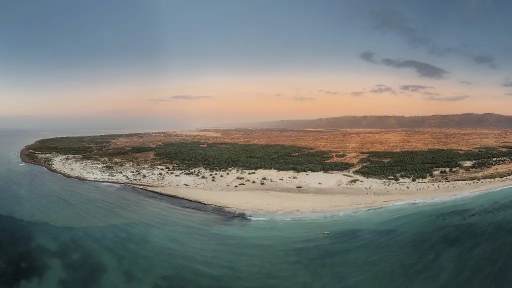 Der-Strand-von-Aomak-bei-Sonnenaufgang-auf-der-jemenitischen-Insel-Socotra-Aomak-beach-at-sunrise-on-the-Yemeni-island-of-Socotra-Copyright-imageBROKER-JaroslavxSugarek-ibxiqx13860802