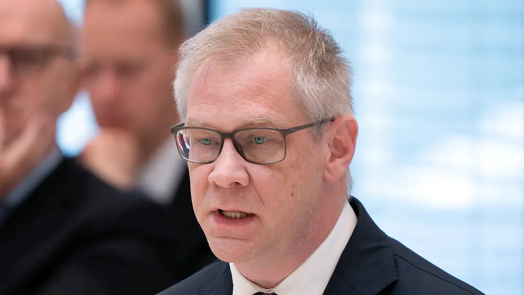 Andreas-Buettner-Beauftragte-zur-Bekaempfung-des-Antisemitismus-im-Land-Brandenburg-spricht-waehrend-der-Landtagssitzung-Links-hinter-ihm-sitzt-Dietmar-Woidke-SPD-Ministerpraesident-von-Brandenburg-In-der-Aktuellen-Stunde-wurde-ueber-den-bevorstehenden-80-Jahrestag-der-Befreiung-vom-Nationalsozialismus-debattiert