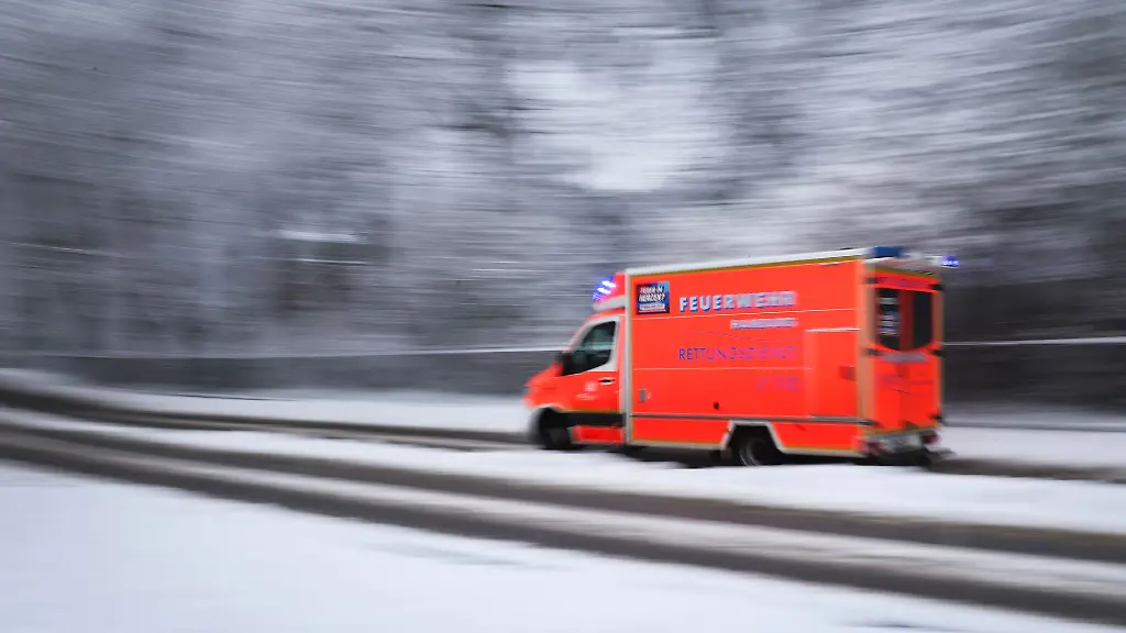 Wegen-der-eisigen-Temperaturen-musste-die-Feuerwehr-die-Passagiere-zu-einer-Raststaette-bringen