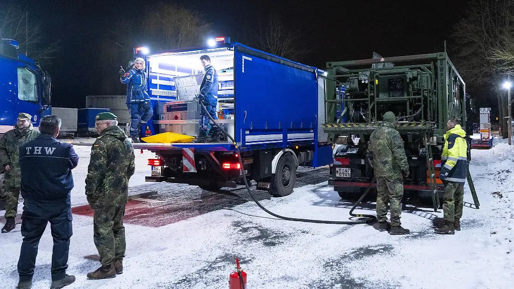 Ein-Kraftstoffcontainer-vom-Technischen-Hilfswerk-THW-wird-auf-einem-Betriebshof-vom-THW-von-einem-Tankwagen-der-Bundeswehr-getankt