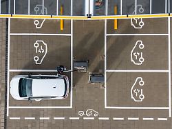 Mehr als 545.000 Neuanmeldungen: Viele neue E-Autos in 2025 - aber kein "Elektro-Boom"