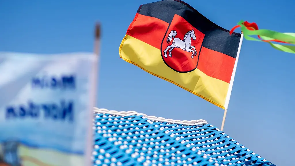 Eine-Flagge-dem-Wappen-von-Niedersachsen-weht-auf-einem-Strandkorb-auf-Borkum