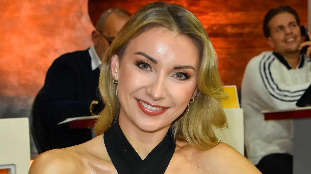 abb-Anna-Carina-Woitschack-Mroos-deutsche-Saengerin-zu-Gast-am-Spendentelefon-im-RTL-Studio-beim-Charity-zum-30-Geburtstag-des-RTL-Spendenmarathon-wir-helfen-Kindern-bei-RTL-Deutschland-am-20-11