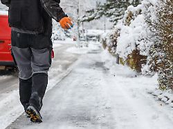 Glättegefahr bannen: Räumen und streuen: Was Mieter und Eigentümer tun müssen