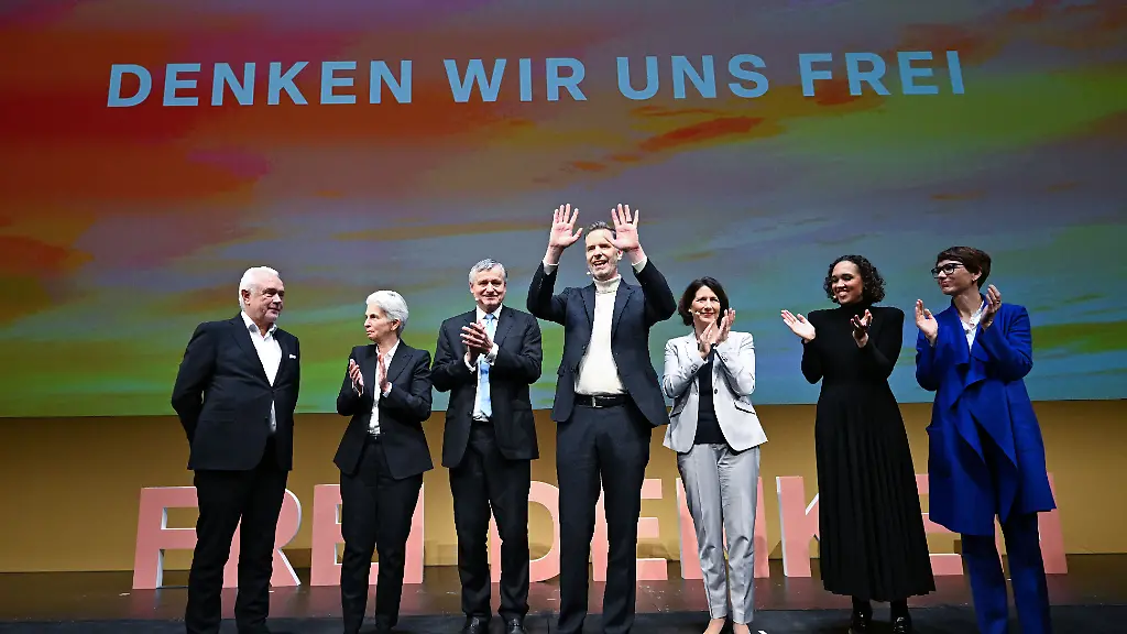 Die-FDP-Spitzenpolitiker-Wolfgang-Kubicki-v-l-stellvertretender-Bundesvorsitzender-der-FDP-Marie-Agnes-Strack-Zimmermann-FDP-Europaabgeordnete-und-Vorsitzende-des-Verteidigungsausschusses-im-Europaeischen-Parlament-Hans-Ulrich-Ruelke-Landesvorsitzender-der-FDP-Baden-Wuerttemberg-Christian-Duerr-Vorsitzender-der-FDP-Daniela-Schmitt-Landesvorsitzende-der-FDP-Rheinland-Pfalz-Nicole-Buettner-Generalsekretaerin-der-FDP-und-Judith-Skudelny-Generalsekretaerin-der-FDP-Baden-Wuerttemberg-stehen-beim-traditionellen-Dreikoenigstreffen-der-FDP-im-Opernhaus-nach-ihren-Reden-gemeinsam-auf-der-Buehne