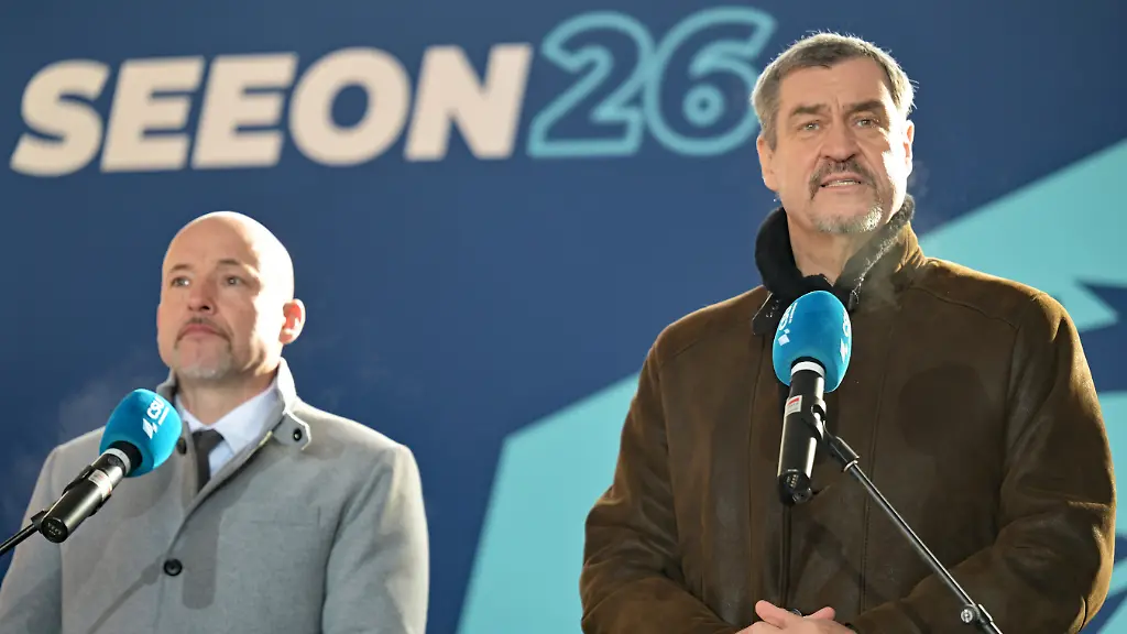 Alexander-Hoffmann-l-Vorsitzender-der-CSU-im-Bundestag-und-Markus-Soeder-Vorsitzender-der-CSU-und-Ministerpraesident-von-Bayern-sprechen-waehrend-des-Pressestatements-zum-Auftakt-der-Winterklausur-der-CSU-Landesgruppe-im-Bundestag-im-Kloster-Seeon