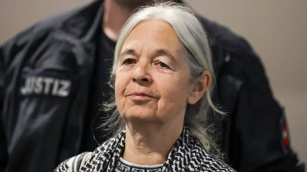 Die-Staatsanwaltschaft-wirft-der-ehemaligen-RAF-Terroristin-Daniela-Klette-und-ihren-mutmasslichen-Komplizen-Burkhard-Garweg-und-Ernst-Volker-Staub-zahlreiche-Raubueberfaelle-vor-Vor-Gericht-ist-nun-ueber-eine-Tat-in-Osnabrueck-gesprochen-worden