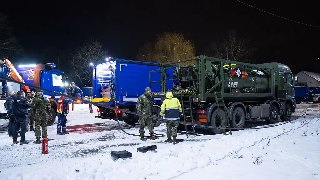 Am-Tag-vier-des-Blackouts-im-Suedwesten-von-Berlin-sind-immer-noch-rund-25-500-Haushalte-ohne-Strom-Aus-Sicht-von-Hamburgs-Umweltsenatorin-Katharina-Fegebank-Gruene-ist-die-Hansestadt-besser-auf-Anschlaege-auf-die-Energieinfrastruktur-vorbereitet
