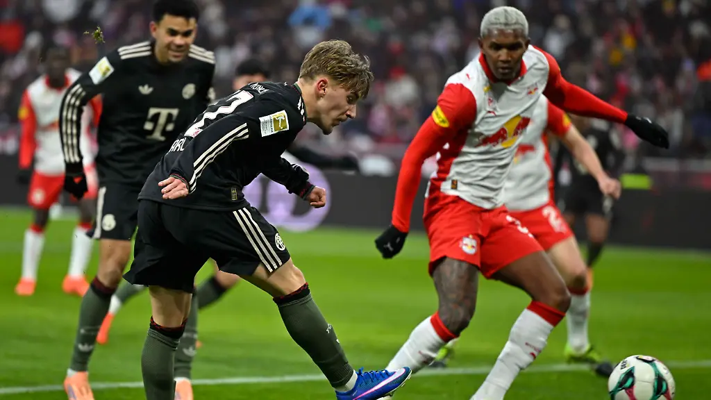 06-01-2026-Fussball-1-Bundesliga-2025-2026-Testspiel-RB-Salzburg-FC-Bayern-Muenchen-in-der-Red-Bull-Arena-Salzburg-Lennart-Karl-FC-Bayern-Muenchen-zieht-ab