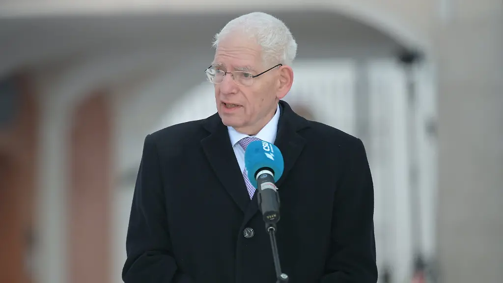 Josef-Schuster-Praesident-des-Zentralrates-der-Juden-in-Deutschland-spricht-beim-Auftakt-der-Winterklausur-der-CSU-Landesgruppe-im-Bundestag-bei-einem-Statement-vor-dem-Kloster-Seeon