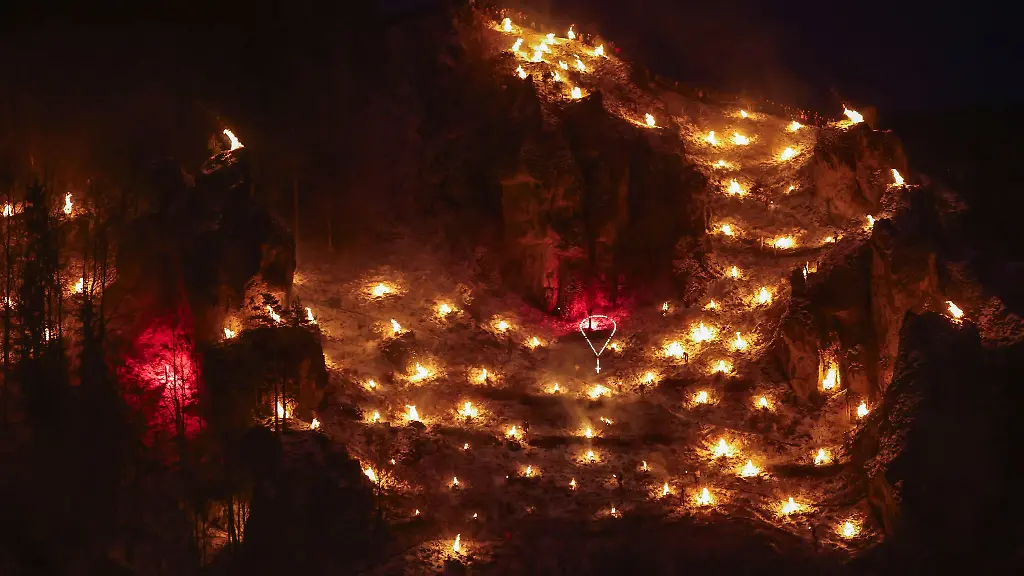 Rund-1-000-Bergfeuer-werden-in-Pottenstein-entzuendet