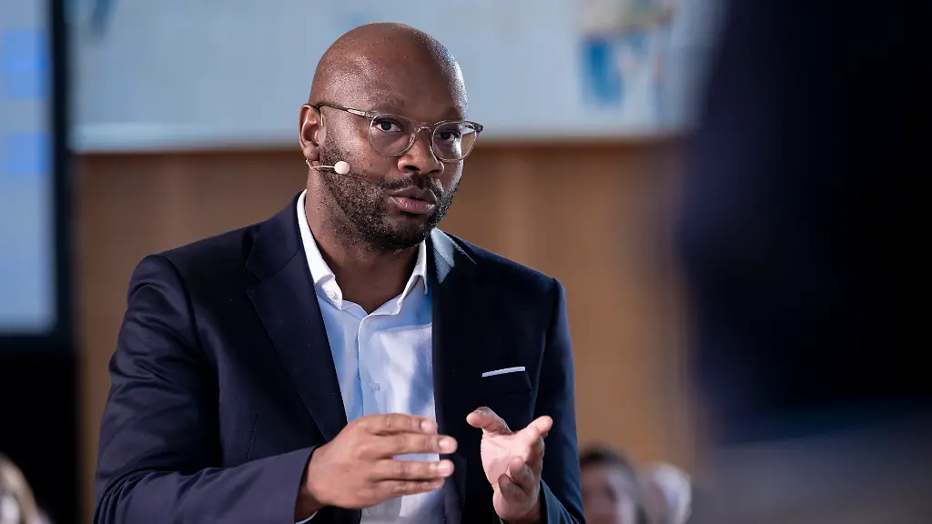 Armand-Zorn-MdB-stellvertretender-Vorsitzender-der-SPD-Bundestagsfraktion-spricht-auf-der-FAZ-European-Economic-Conference-2025-an-der-ESMT-Berlin