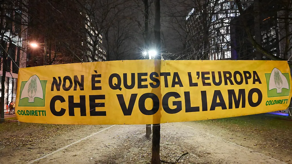 An-placard-reading-in-Italian-Non-e-questa-l-Europa-che-vogliamo-held-by-members-of-Coldiretti-the-Italian-farmers-union-during-a-demonstration-against-trade-agreements-in-Brussels-Belgium-on-18-December-2025-Une-affiche-avec-le-message-en-italien-Non-e-questa-l-Europe-que-nous-voulons-portee-par-des-membres-de-Coldiretti-le-syndicat-agricole-italien-lors-d-une-manifestation-contre-les-accords-commerciaux-a-Bruxelles-Belgique-le-18-decembre-2025