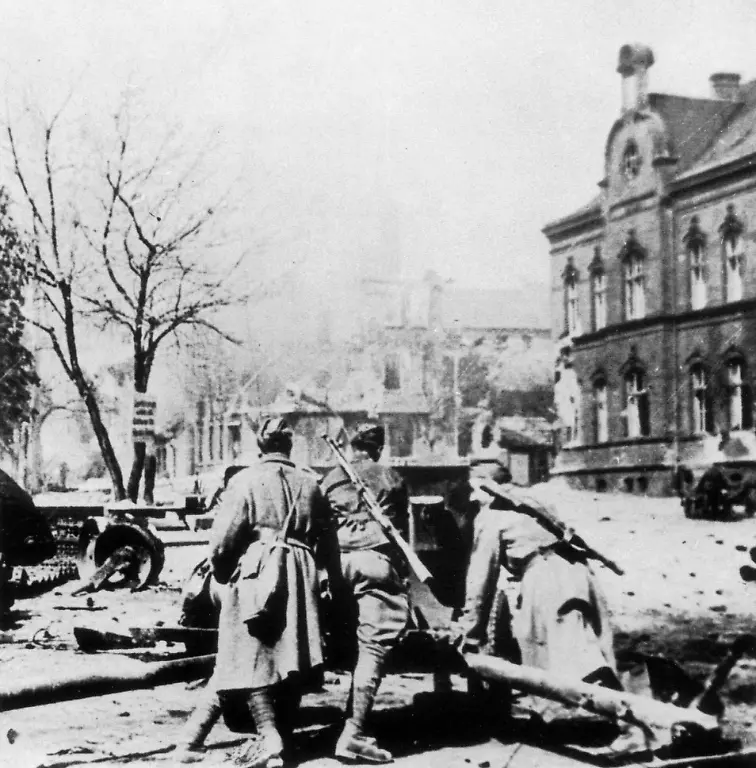 Sowjetische-Soldaten-mit-einem-Geschuetz-waehrend-des-Haeuserkampfes-in-einer-schlesischen-Stadt-Aufnahmedatum-01-01-1945-31-12