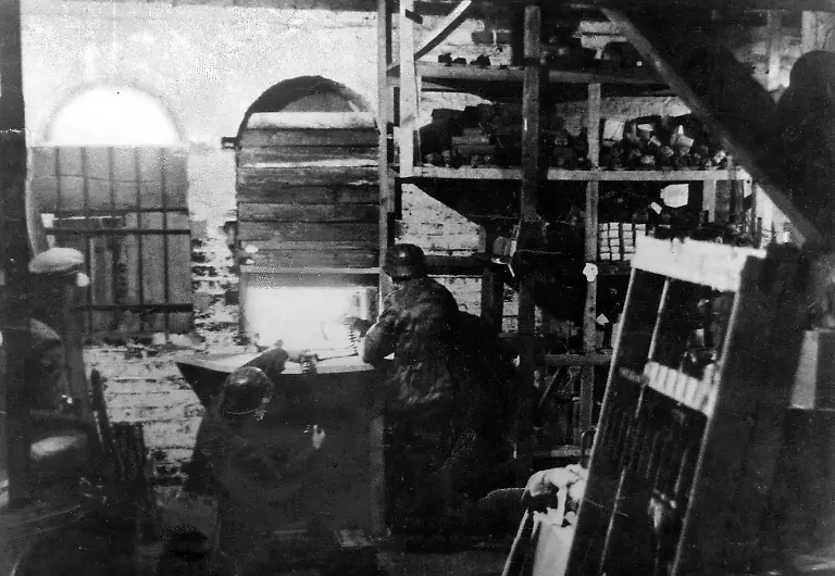 Deutsche-Soldaten-richten-sich-in-einem-Lagerhaus-ihre-Stellung-ein-und-erwarten-den-Angriff-der-Sowjetischen-Truppen