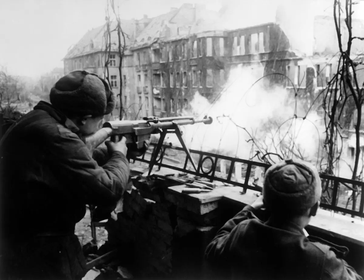 2-Weltkrieg-Ostfront-Kaempfe-um-die-zur-Festung-erklaerte-Stadt-Breslau-vom-15-Februar-1945-Einkesselung-durch-die-Rote-Armee-bis-zur-Kapitulation-am-6-Mai-1945-Strassenkaempfe-in-Breslau-Soldaten-der-Roten-Armee-schiessen-vom-Balkon-eines-Wohnhauses-Foto-um-Maerz-1945