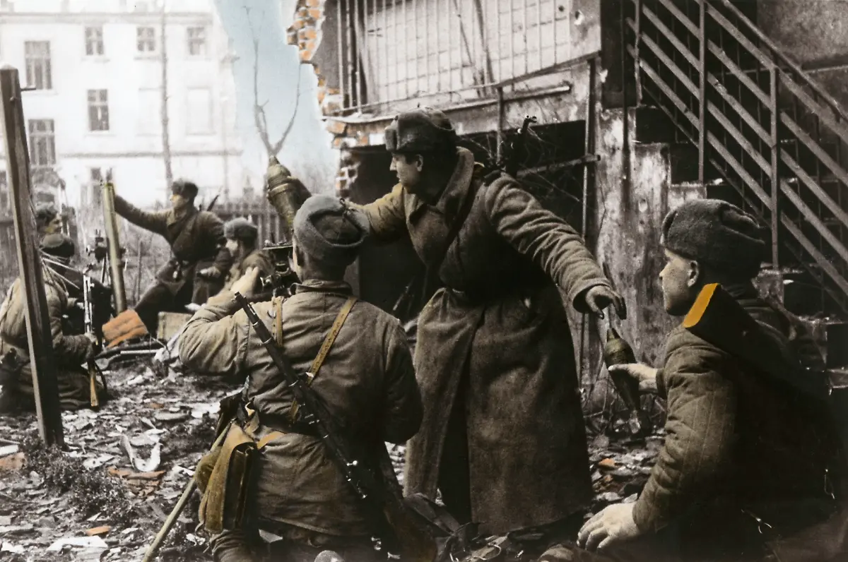 9-1945-3-0-A4-5-B-364339-2-WK-Kampf-um-Breslau-Sowj-Infanterie-2-Weltkrieg-Ostfront-Kaempfe-um-die-zur-Festung-erklaerte-Stadt-Breslau-vom-15-Februar-1945-Einkesselung-durch-die-Rote-Armee-bis-zur-Kapitulation-am-6-Mai-1945-Strassenkaempfe-in-Breslau-Sowjetische-Infanteristen-bringen-Granatwerfer-in-Stellung-Foto-um-Maerz-1945-spaetere-Kolorierung-E-WWII-Battle-of-Breslau-Soviets-World-War-II-Eastern-Front-Battle-of-Breslau-declared-a-fortress-from-15-February-encirclement-by-the-Red-Army-to-the-capitulation-on-6-May-1945-Street-fighting-in-Breslau-Soviet-infantry-putting-grenade-throwers-in-position-Photo-March-1945-coloured-later