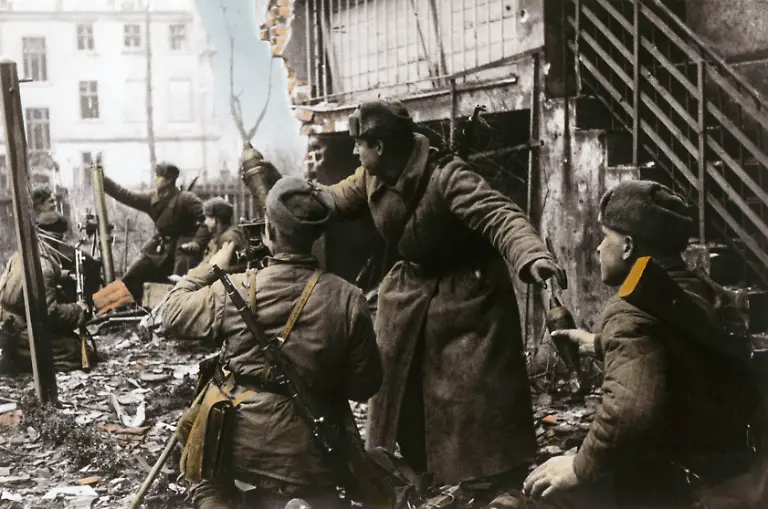 9-1945-3-0-A4-5-B-364339-2-WK-Kampf-um-Breslau-Sowj-Infanterie-2-Weltkrieg-Ostfront-Kaempfe-um-die-zur-Festung-erklaerte-Stadt-Breslau-vom-15-Februar-1945-Einkesselung-durch-die-Rote-Armee-bis-zur-Kapitulation-am-6-Mai-1945-Strassenkaempfe-in-Breslau-Sowjetische-Infanteristen-bringen-Granatwerfer-in-Stellung-Foto-um-Maerz-1945-spaetere-Kolorierung-E-WWII-Battle-of-Breslau-Soviets-World-War-II-Eastern-Front-Battle-of-Breslau-declared-a-fortress-from-15-February-encirclement-by-the-Red-Army-to-the-capitulation-on-6-May-1945-Street-fighting-in-Breslau-Soviet-infantry-putting-grenade-throwers-in-position-Photo-March-1945-coloured-later